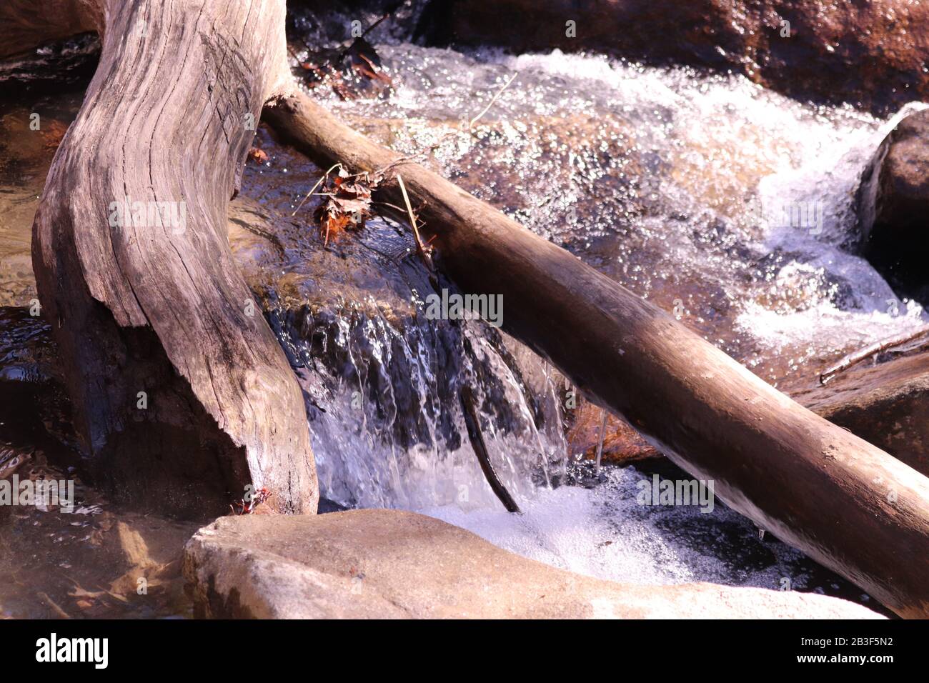 Una mini cascata presso la cascata delle Cascate di Stone Mountain presso lo Stone Mountain state Park, North Carolina Foto Stock