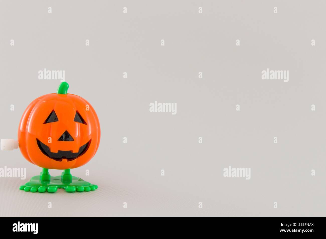 Halloween zucca arancione su sfondo grigio Foto Stock