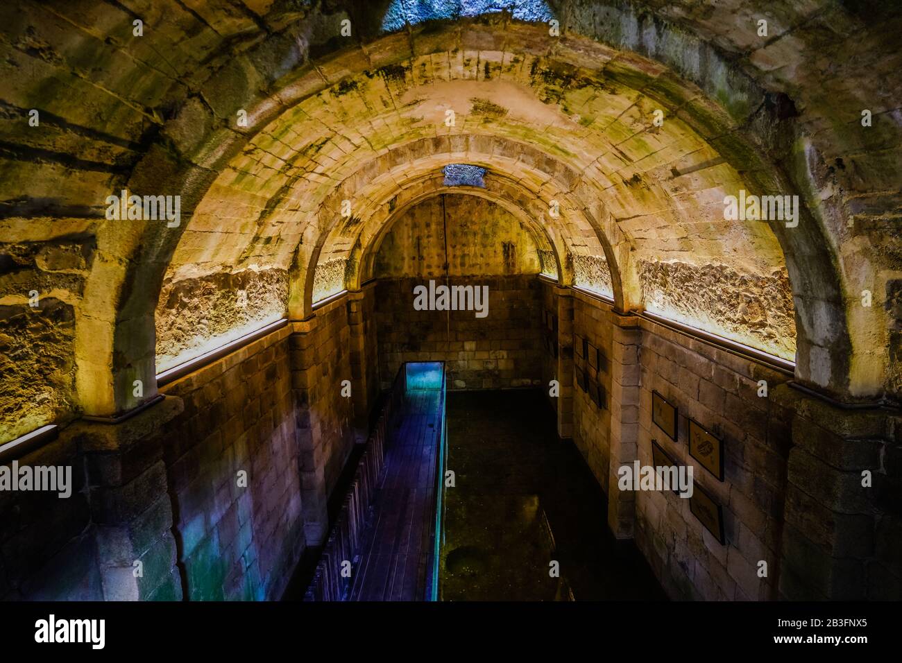 Cisterna, deposito d'acqua nei vecchi tempi, situato al Castello Moresco, Sintra, Portogallo Foto Stock