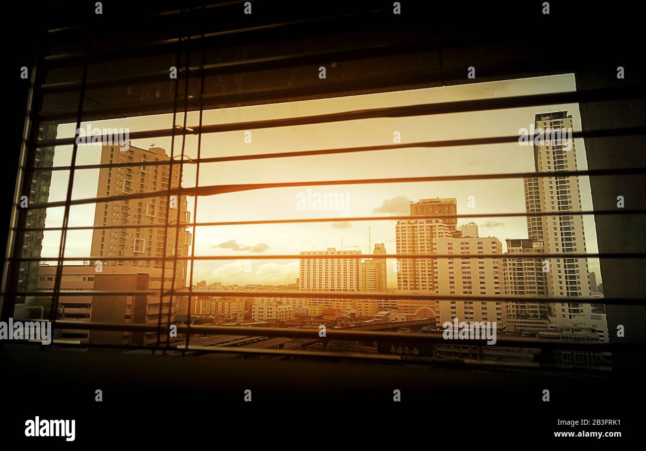 Città sfondo sfocato, vista finestra Foto Stock