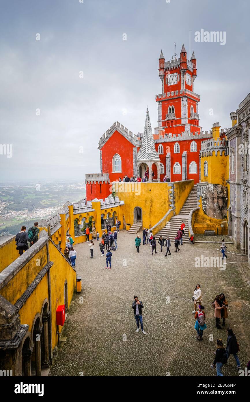 Parco e Palazzo Nazionale di pena (Palácio da pena) è un castello romanticista a São Pedro de Penaferrim, nel comune di Sintra, sul Portogallo Foto Stock