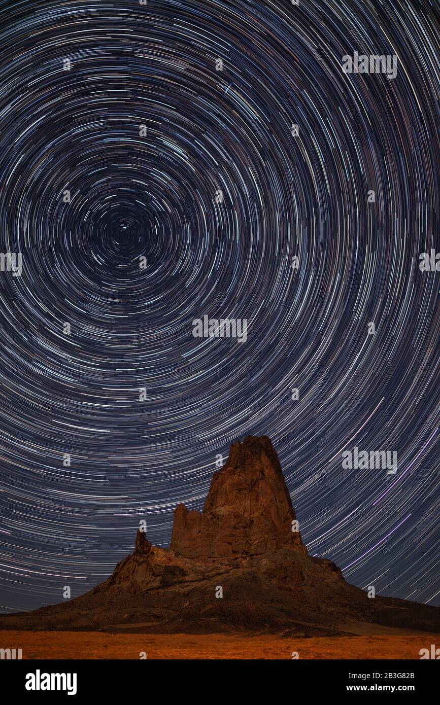 Star si snodano su un picco di Agathla illuminato dalla luna (El Capitan), Kayenta, Arizona Foto Stock