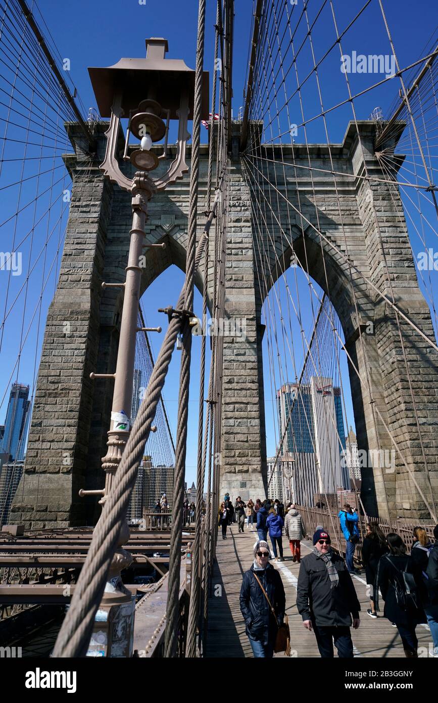 Torre di sospensione Gotica Revival e cavi di sospensione del Ponte di Brooklyn Con lo skyline di Manhattan sullo sfondo.New York City.USA Foto Stock