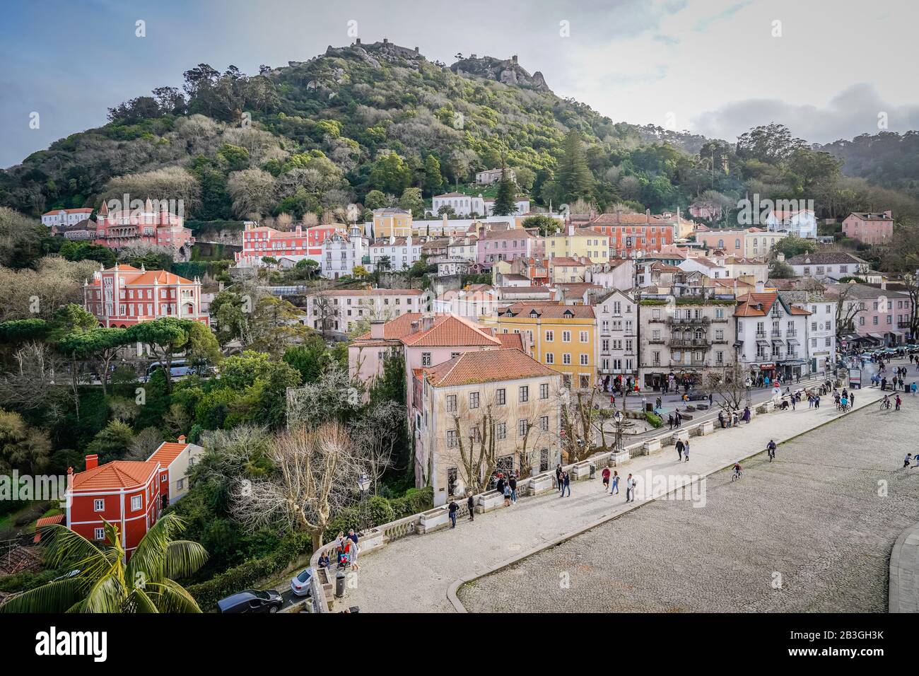 Descrizione Sintra è una località turistica ai piedi delle montagne portoghesi di Sintra, vicino alla capitale, Lisbona. Un santuario regale di lunga data, le sue teste Foto Stock
