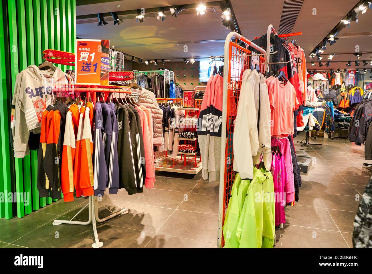 Hong KONG, CINA - CIRCA GENNAIO 2019: Vestiti in esposizione al negozio di Superdry nel centro commerciale Elements. Foto Stock