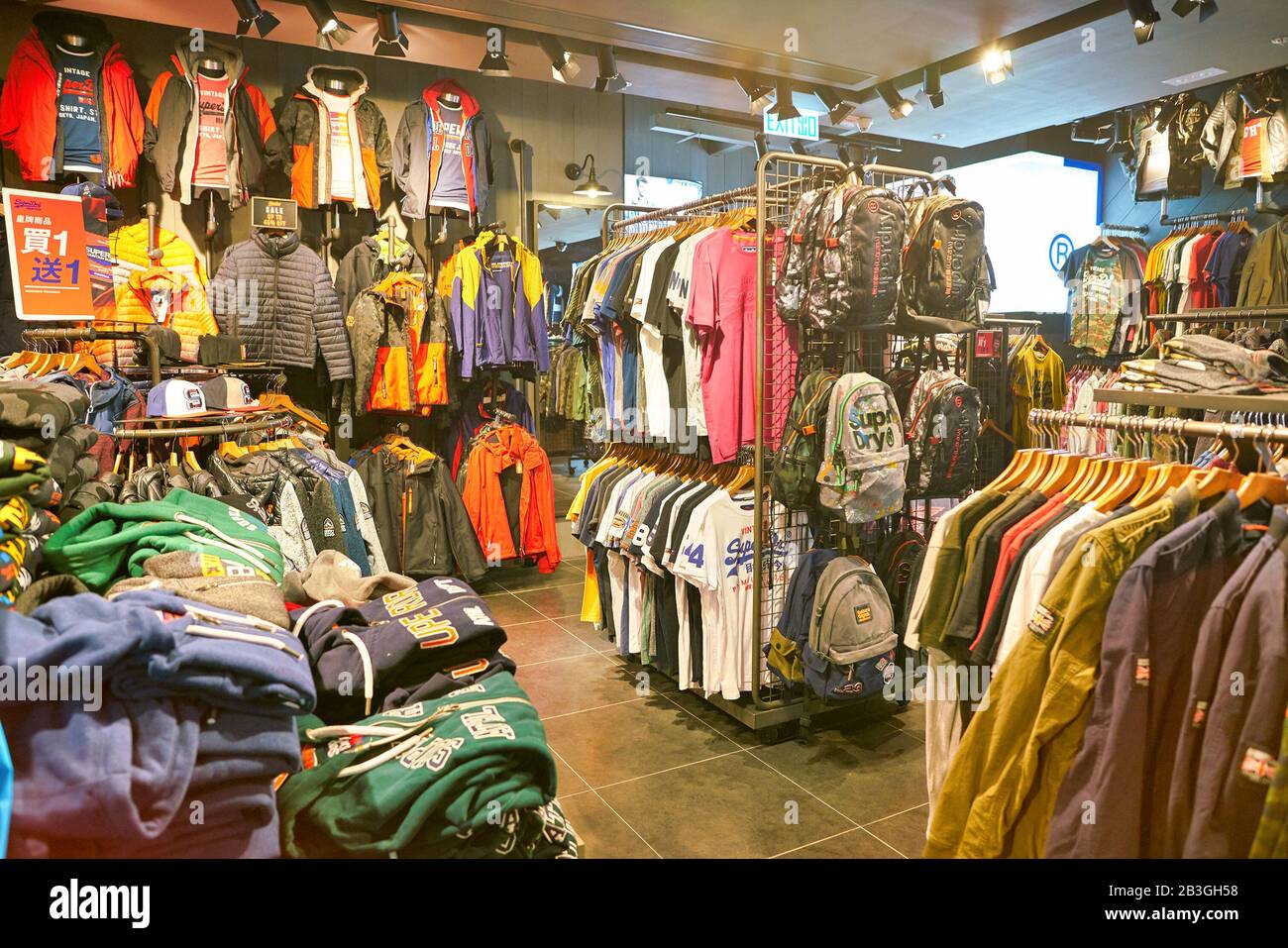 Hong KONG, CINA - CIRCA GENNAIO 2019: Vestiti in esposizione al negozio di Superdry nel centro commerciale Elements. Foto Stock