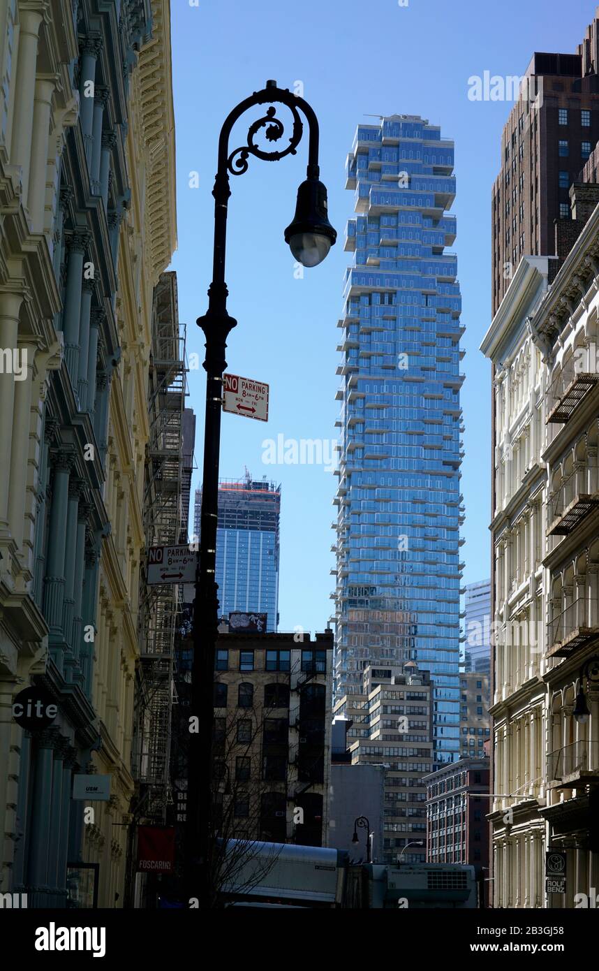 Edifici storici in ghisa nel quartiere SoHo con un alto e lussuoso edificio del 56 Leonard Street a Tribeca in background.Lower Manhattan.New York City.USA Foto Stock
