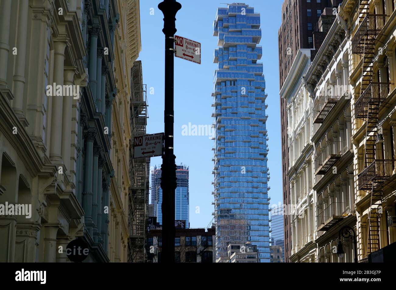 Edifici storici in ghisa nel quartiere SoHo con un alto e lussuoso edificio del 56 Leonard Street a Tribeca in background.Lower Manhattan.New York City.USA Foto Stock