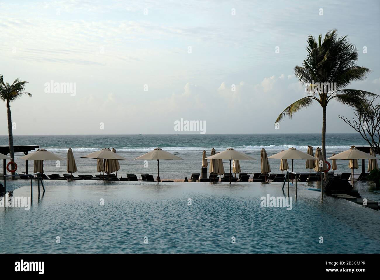 Piscina fronte oceano del Ritz-Carlton Bali Hotel Resort.Nusa Dua.Bali.Indonesia Foto Stock