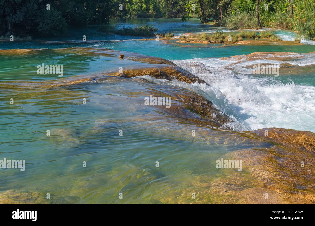 Paesaggio delle cascate di Agua Azul nello stato di Chiapas vicino Palenque, Messico. Foto Stock
