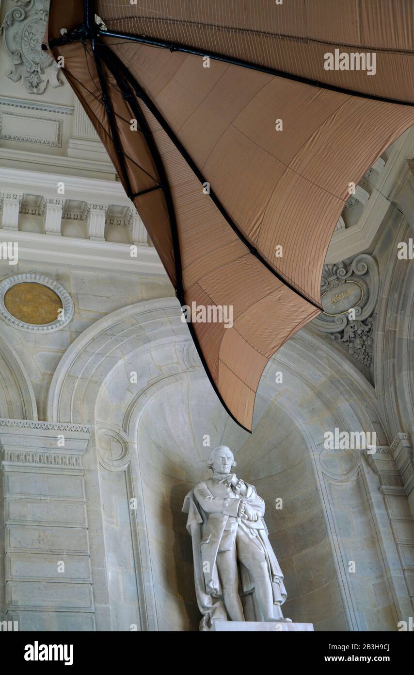 L'ala dell'originale aereo Clément Ader's Avion III con la statua di Olivier de Serve al Musée des Arts et Métiers.Paris.France. Foto Stock