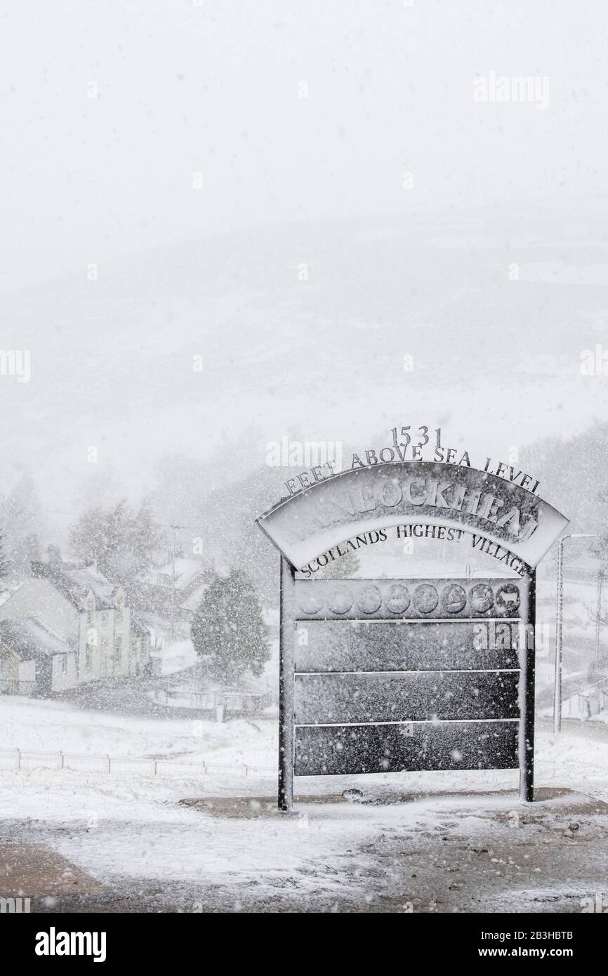 Wanlockhead villaggio segno nella neve durante la tempesta Jorge. Febbraio 2020. Scotlands più alto villaggio. Dumfries e Galloway, confini scozzesi, Scozia Foto Stock