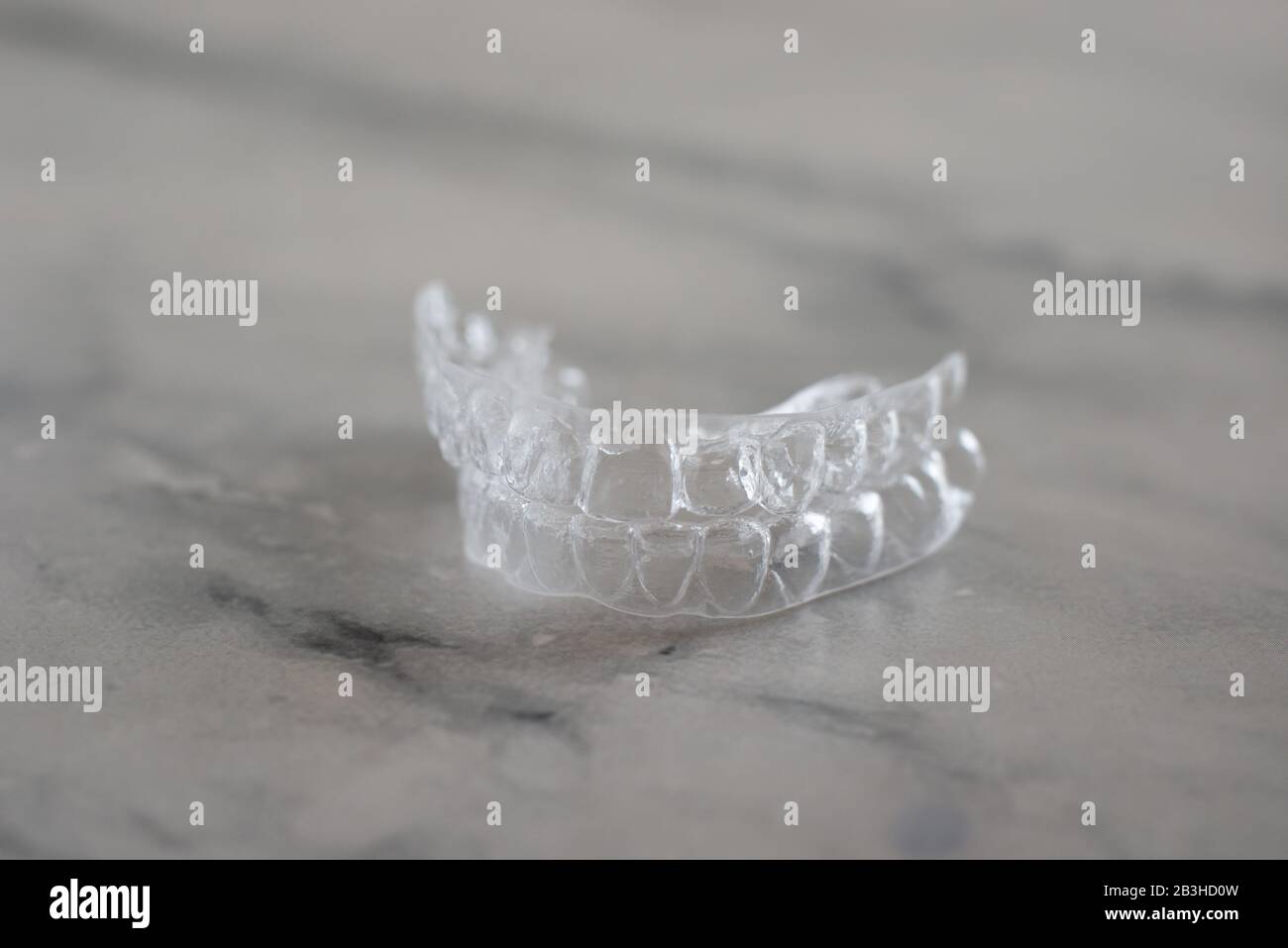 Allineatori ortodontici Invisalign, allineatori invisibili. Apparecchio ortodontico mobile per la correzione dentale Foto Stock