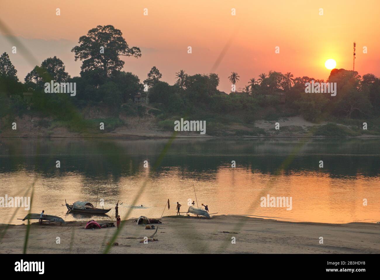 Pescatori sul fiume Mekong in Cambogia al tramonto Foto Stock
