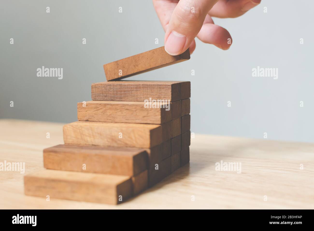 Disposizione manuale blocco di legno impilato come scala a gradini. Concetto di percorso di carriera della scala per il processo di successo di sviluppo di affari, spazio della copia Foto Stock