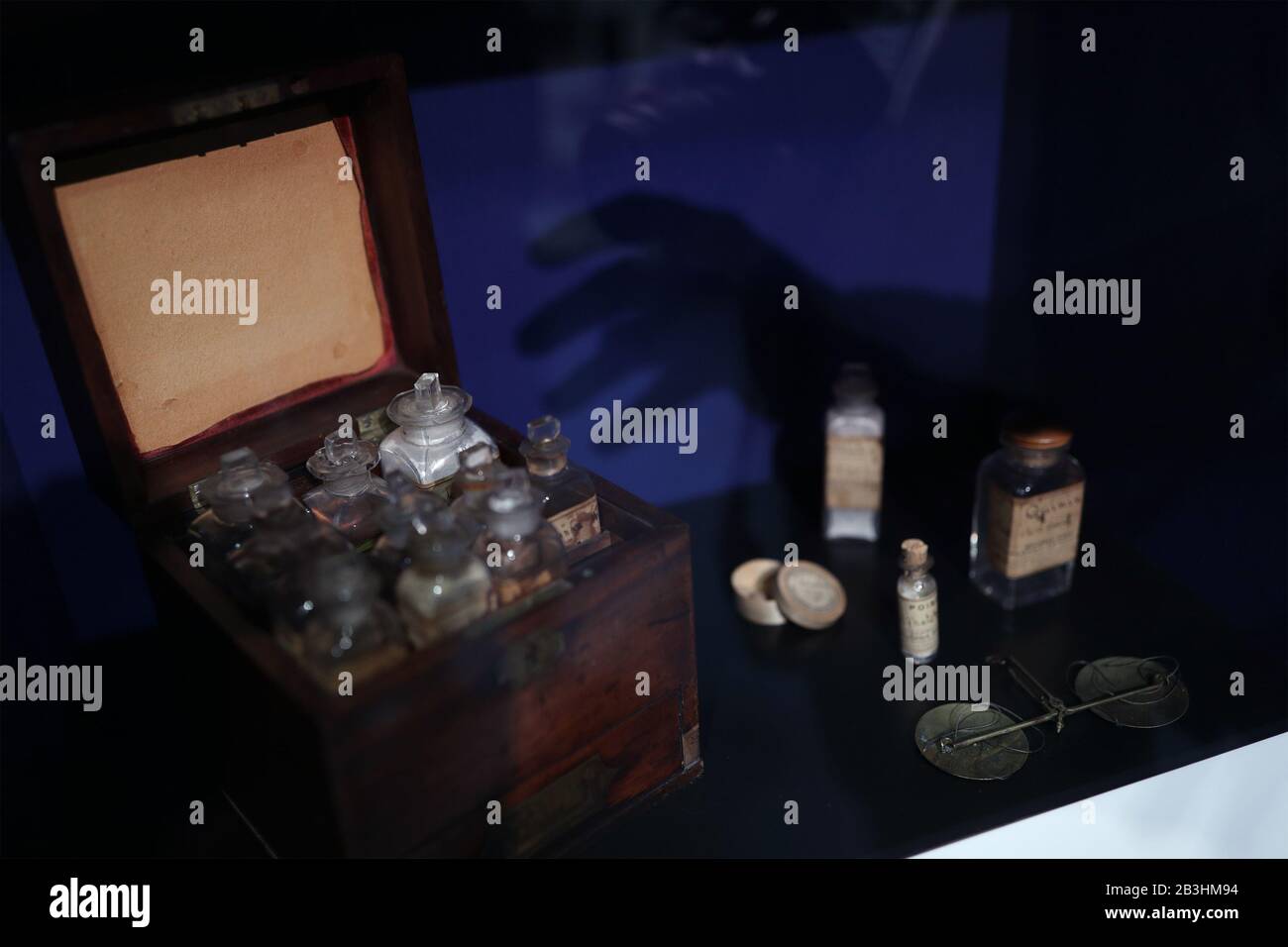 Un petto di medicina portato da Florence Nightingale alla Guerra di Crimea per il suo infermiere da utilizzare, se necessario, progettato da Florence Nightingale, durante un'anteprima stampa di una mostra, Nightingale in 200 Oggetti, Persone e luoghi, celebrando il 200th anniversario della sua nascita, Al Florence Nightingale Museum di Londra, che va dall'8 marzo al 7 marzo 2021. Foto Stock