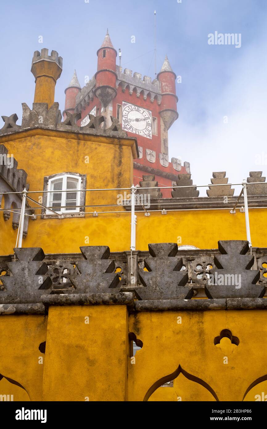 Sintra, Portogallo - 18 gennaio 2020: Il cielo blu tenta di infrangere la nebbia al Palazzo pena in una giornata invernale Foto Stock