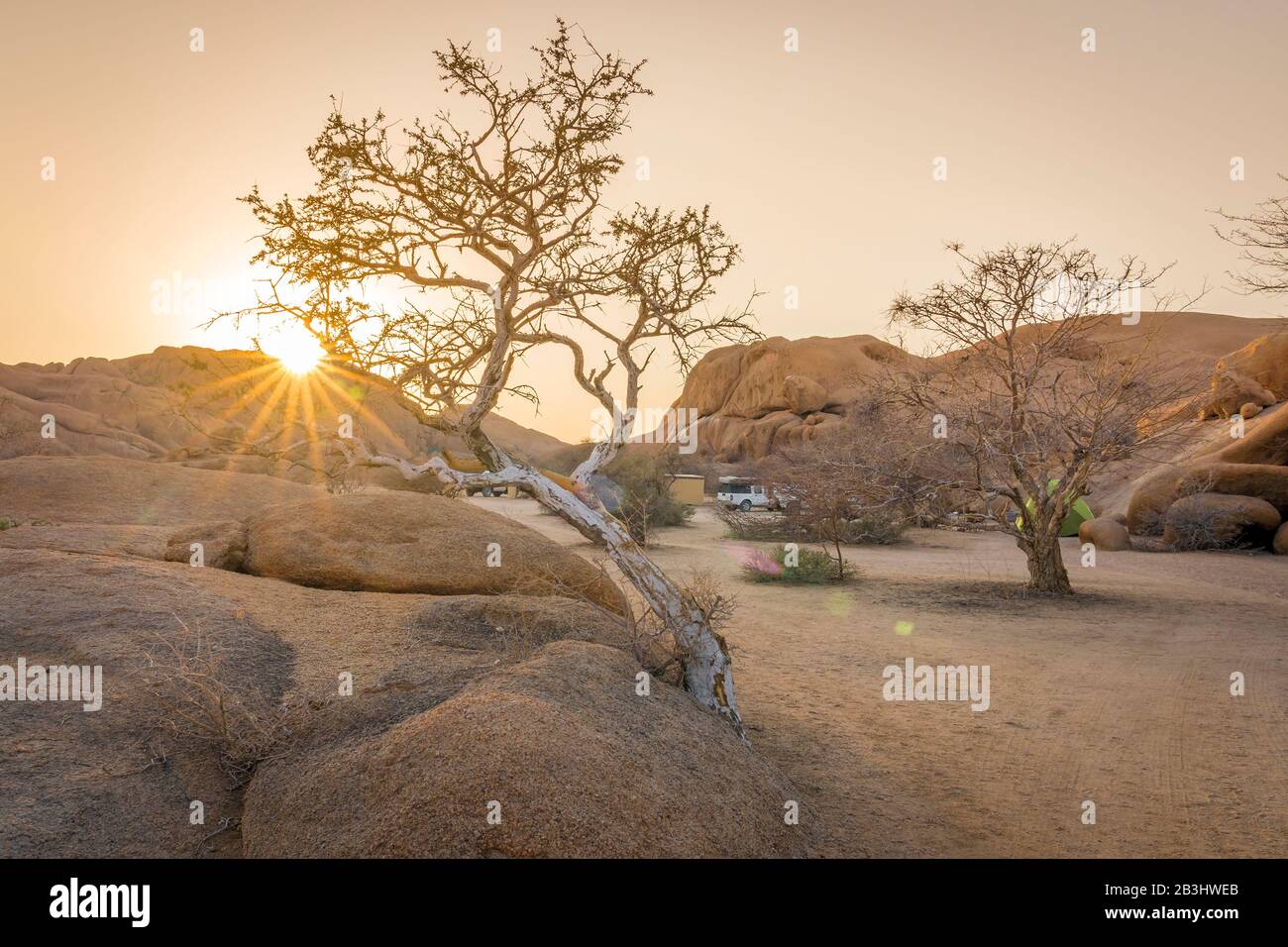 Camping vita all'alba nel Parco Nazionale Spitzkoppe in Namibia. Foto Stock
