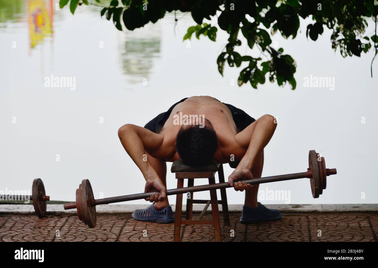 Gewichtheber, Ly Thai A Park, Hoan-Kiem-See, Hanoi, Vietnam Foto Stock