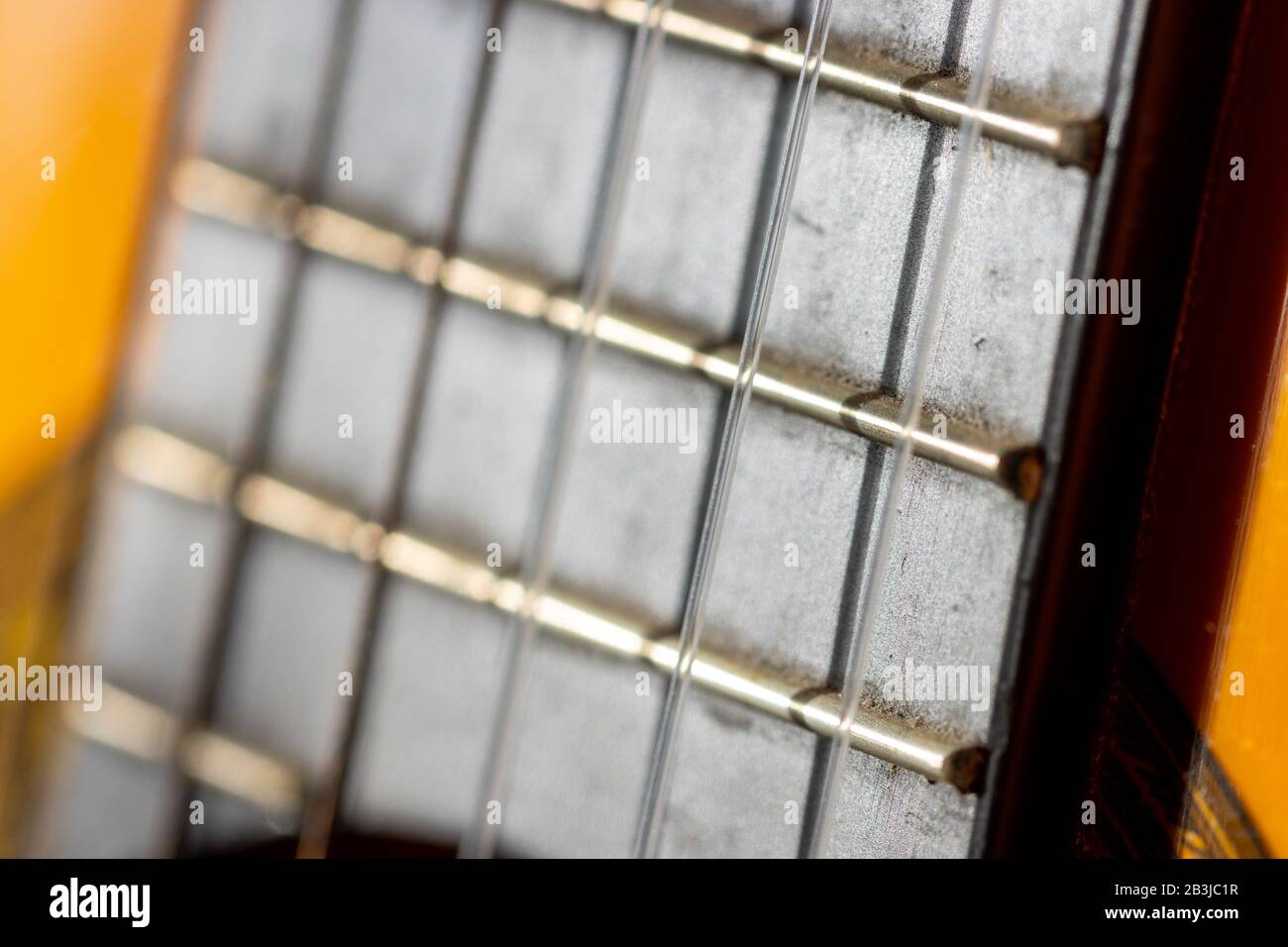 Focus selettivo sulla tastiera della chitarra acustica Foto Stock