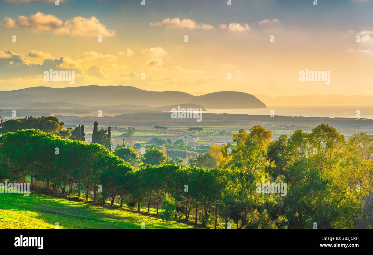 Panorama del tramonto sulla Maremma. Campagna, mare e isola d'Elba all'orizzonte al tramonto. San Vincenzo, Toscana, Italia. Foto Stock