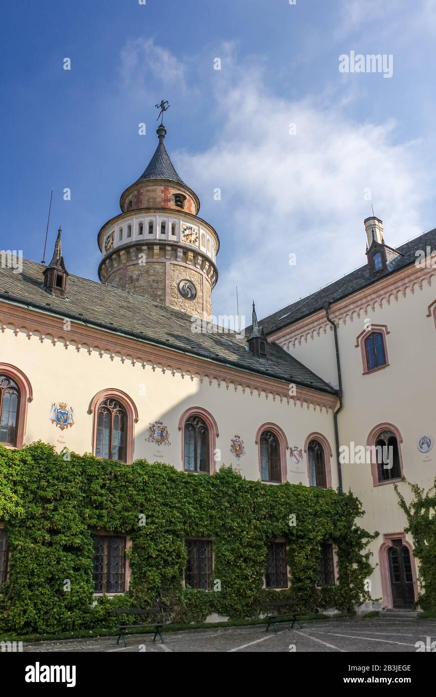 Castello di Sychrov con tipica facciata rosa. Chateau in stile neo-gotico con splendido parco in stile inglese in estate. Bohemian Paradise, Repubblica Ceca Foto Stock