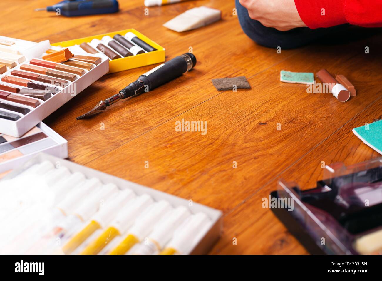 set di utensili per il ripristino di laminato e parquet di sigillatura graffi e schegge matite cera da vicino. Foto Stock