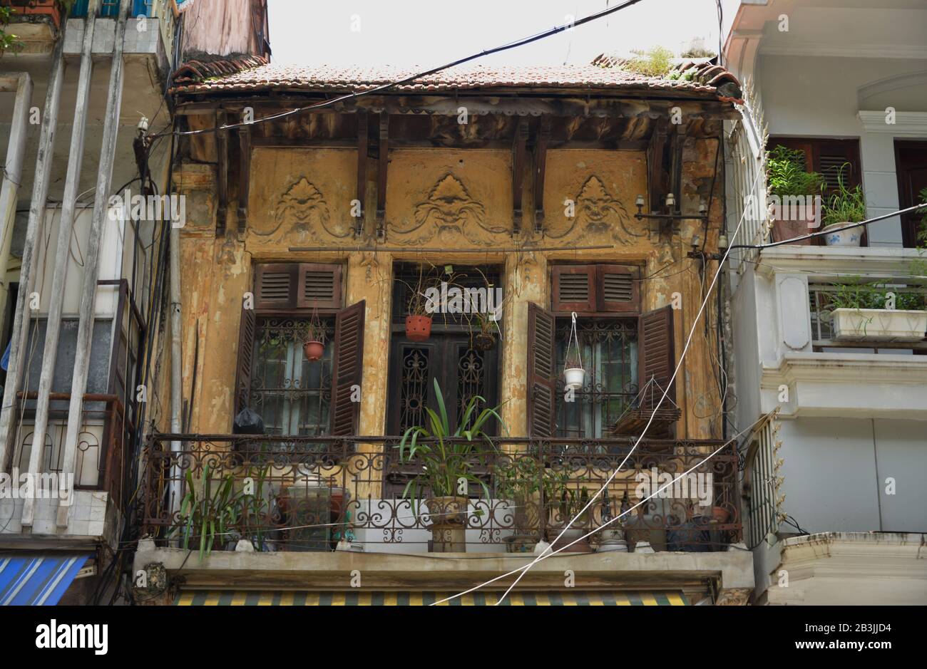 Balkon, Wohnhaus, Altstadt, Hanoi, Vietnam Foto Stock