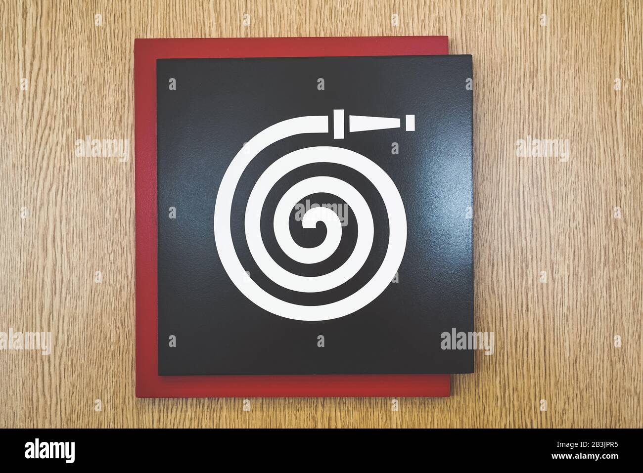 Icona del cartello del tubo del fuoco su sfondo di legno Foto Stock