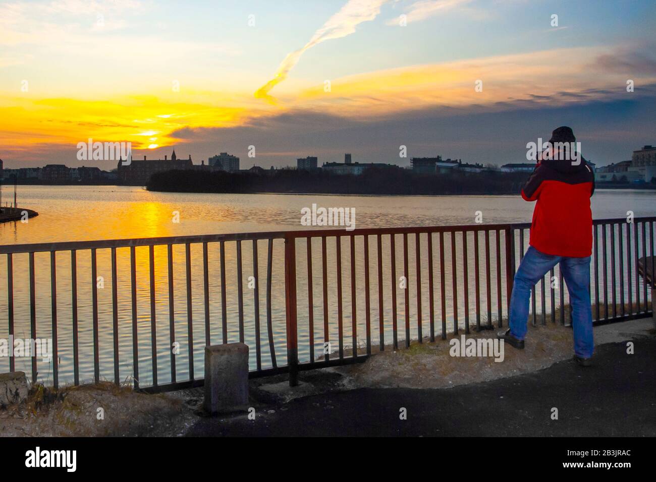 Southport, Merseyside. Meteo UK; 5th Marzo, 2020. Cieli limpidi e un freddo inizio frosty alla giornata presso la località costiera nord-occidentale, mentre il sole sorge sul Lago Marino. Credit; MediaWorldImages/AlamyLiveNews Foto Stock