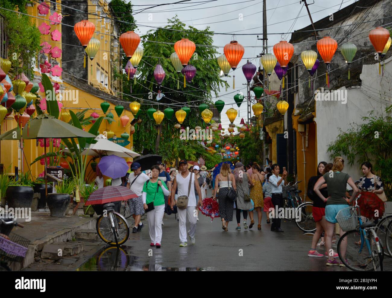 Touristen, Nguyen Thai Hoc, Hoi An, Vietnam Foto Stock