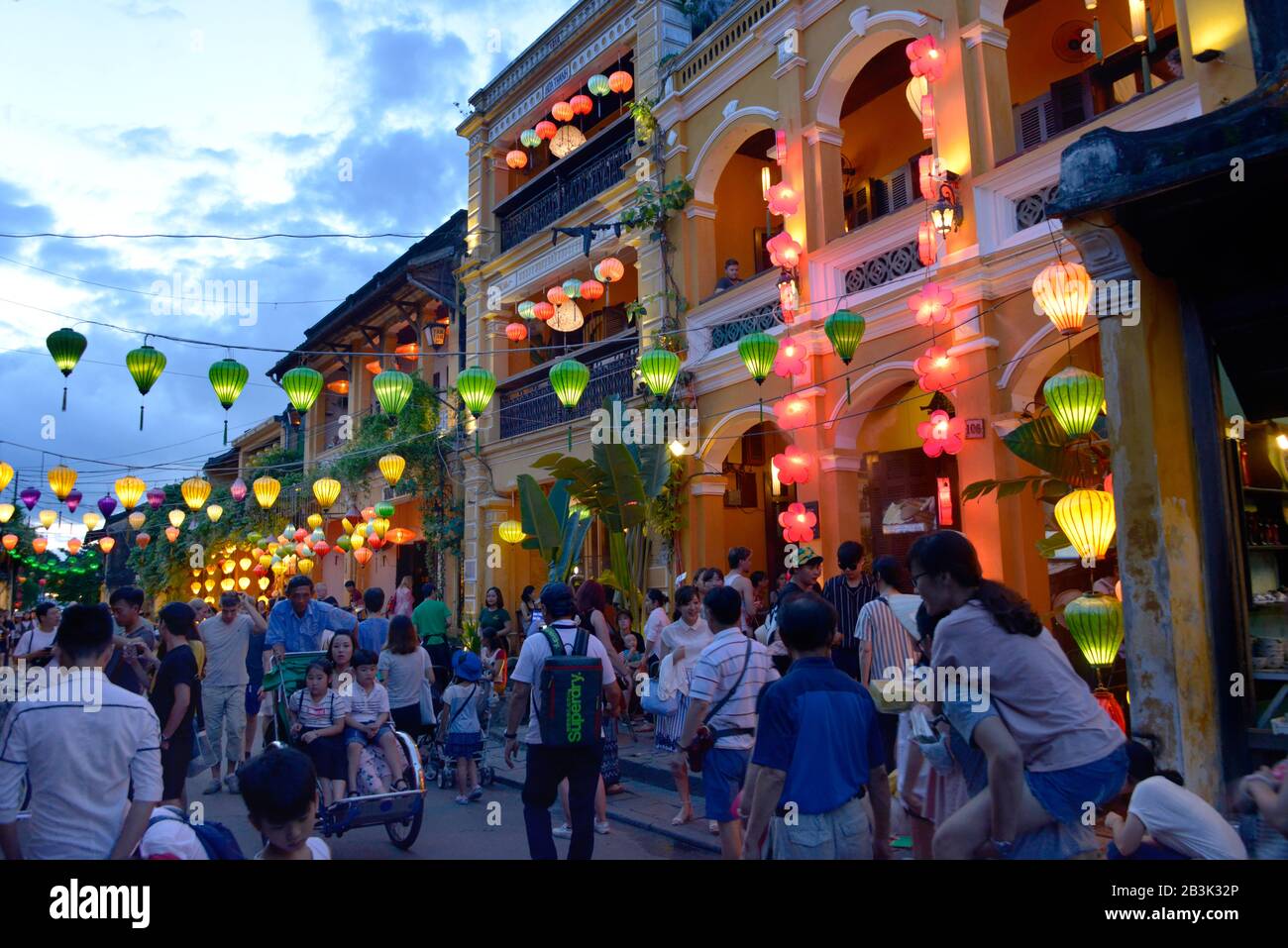 Touristen, Nguyen Thai Hoc, Hoi An, Vietnam Foto Stock