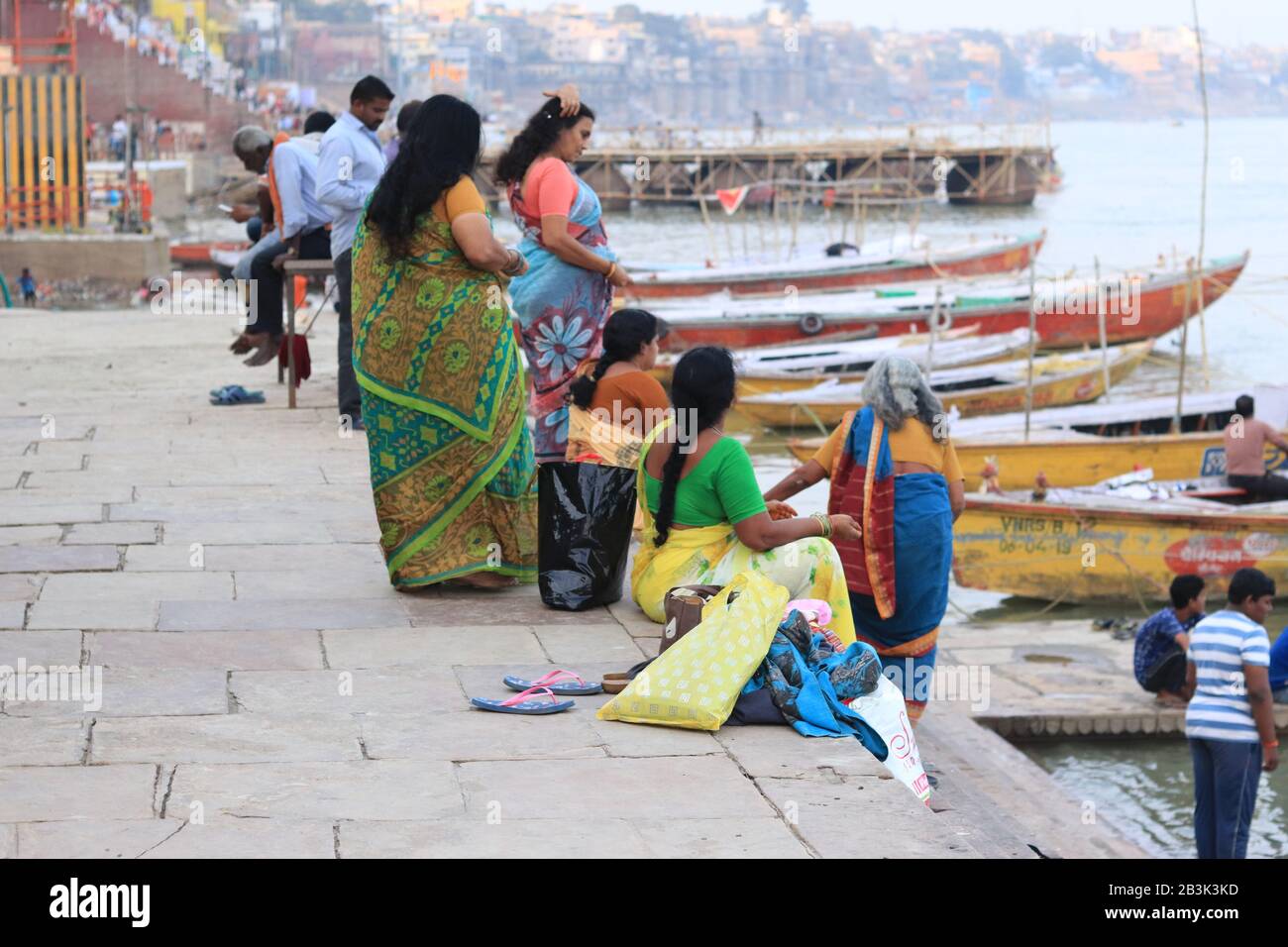 I pellegrini indiani si stanno preparando per il bagno santo nel fiume Ganga Foto Stock