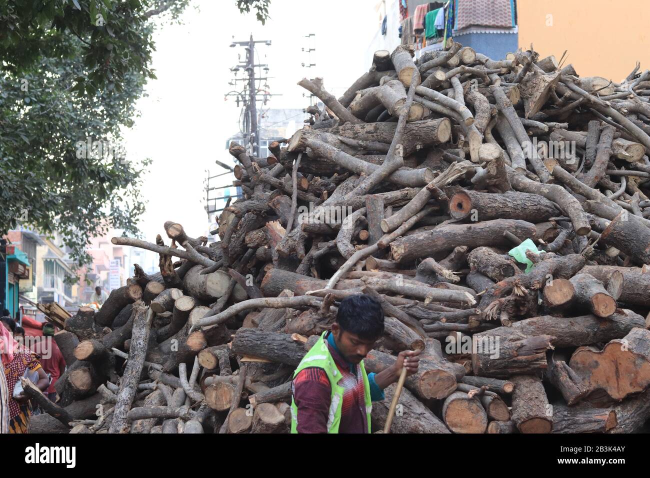 Mucchio di legno per cremazione a Varanasi Foto Stock