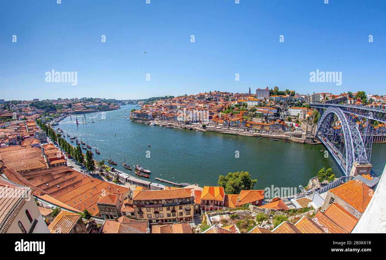 Vista sulla città di Porto in Portogallo, con i tetti e il fiume Douro e il ponte Dom Luís i Foto Stock