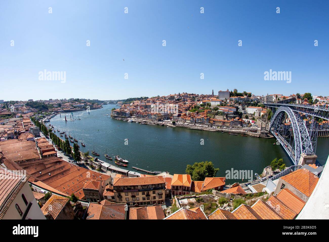 Vista sulla città di Porto in Portogallo, con i tetti e il fiume Douro e il ponte Dom Luís i Foto Stock