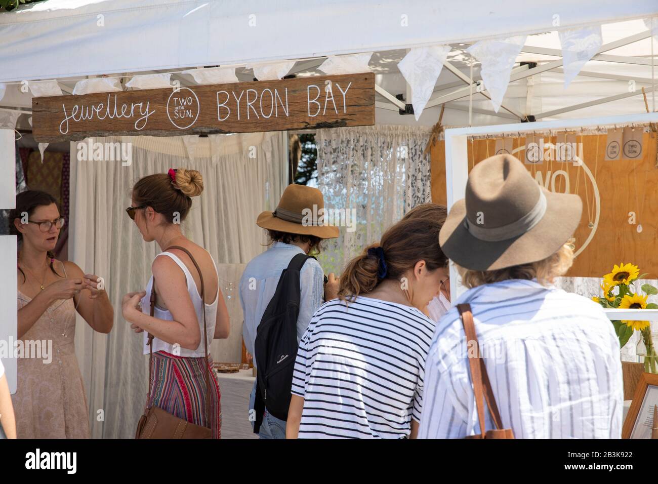 Mercato stallo in Byron Bay donne e adolescenti ragazze che acquistano gioielli, nuovo Galles del Sud, Australia Foto Stock