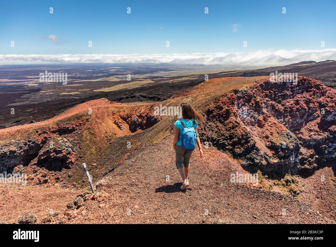 Escursione turistica delle Galapagos sul vulcano Sierra Negra sull'isola di Isabela. Donna in escursione visitando il famoso punto di riferimento e la destinazione turistica con caldera vulcanica attiva, le Isole Galapagos Ecuador Foto Stock