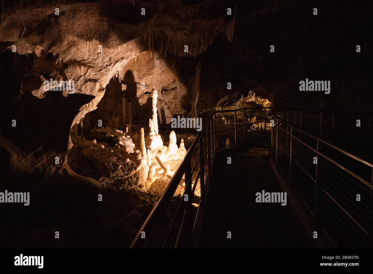 Italia, Marche, Genga, lo spettacolo naturale delle Grotte di Frasassi con stalattiti e stalagmiti affilati Foto Stock