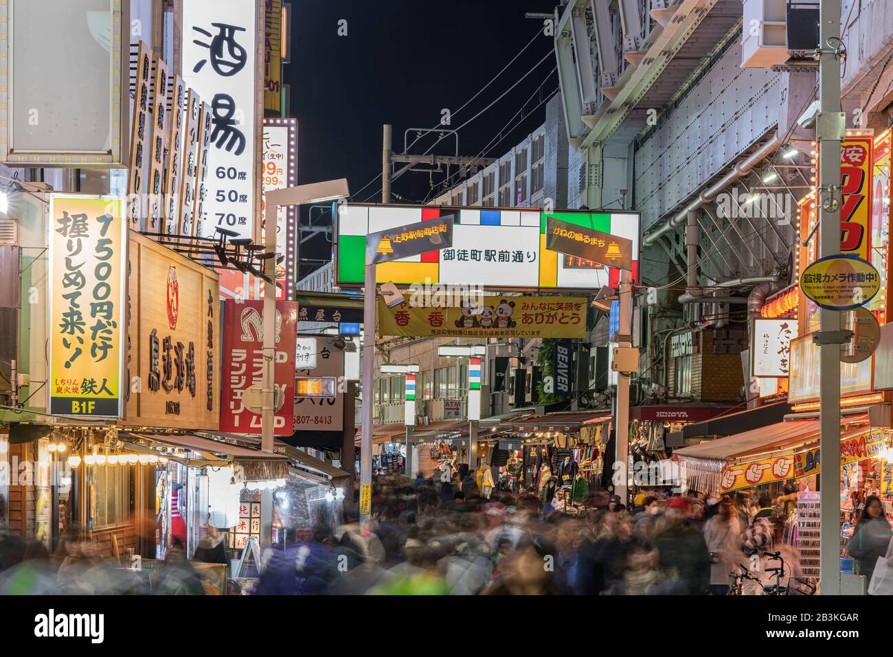 tokyo, giappone - 02 gennaio 2020: folla di turisti che camminano sulla strada dello shopping di ameyoko al cancello di okachimachi di notte Foto Stock