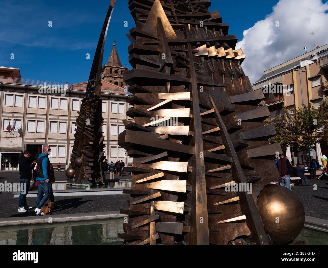 Italia, Lazio, Tivoli Piazza Giuseppe Garibaldi, Fontana Dell'Arco Di Arnaldo Pomodoro Foto Stock