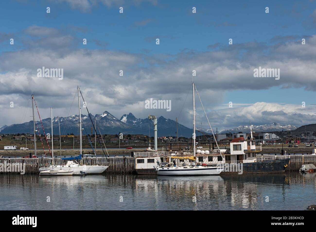 Barche nel porto di Ushuaia, Terra del fuoco, Patagonia, Argentina Foto Stock
