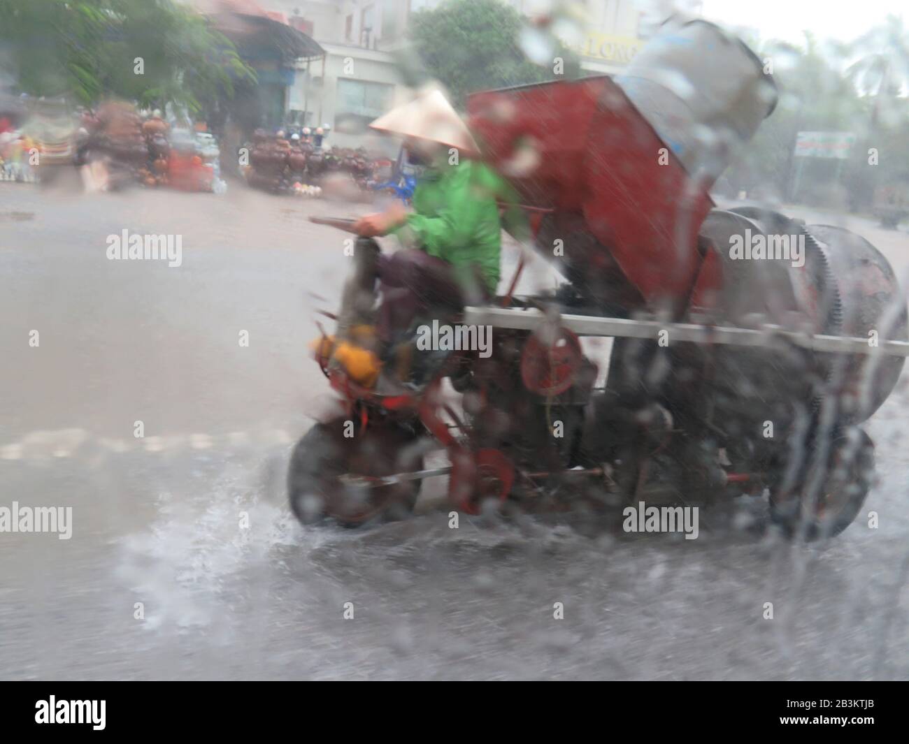 Regen, Betonmischer, Landstrasse Vietnam Foto Stock