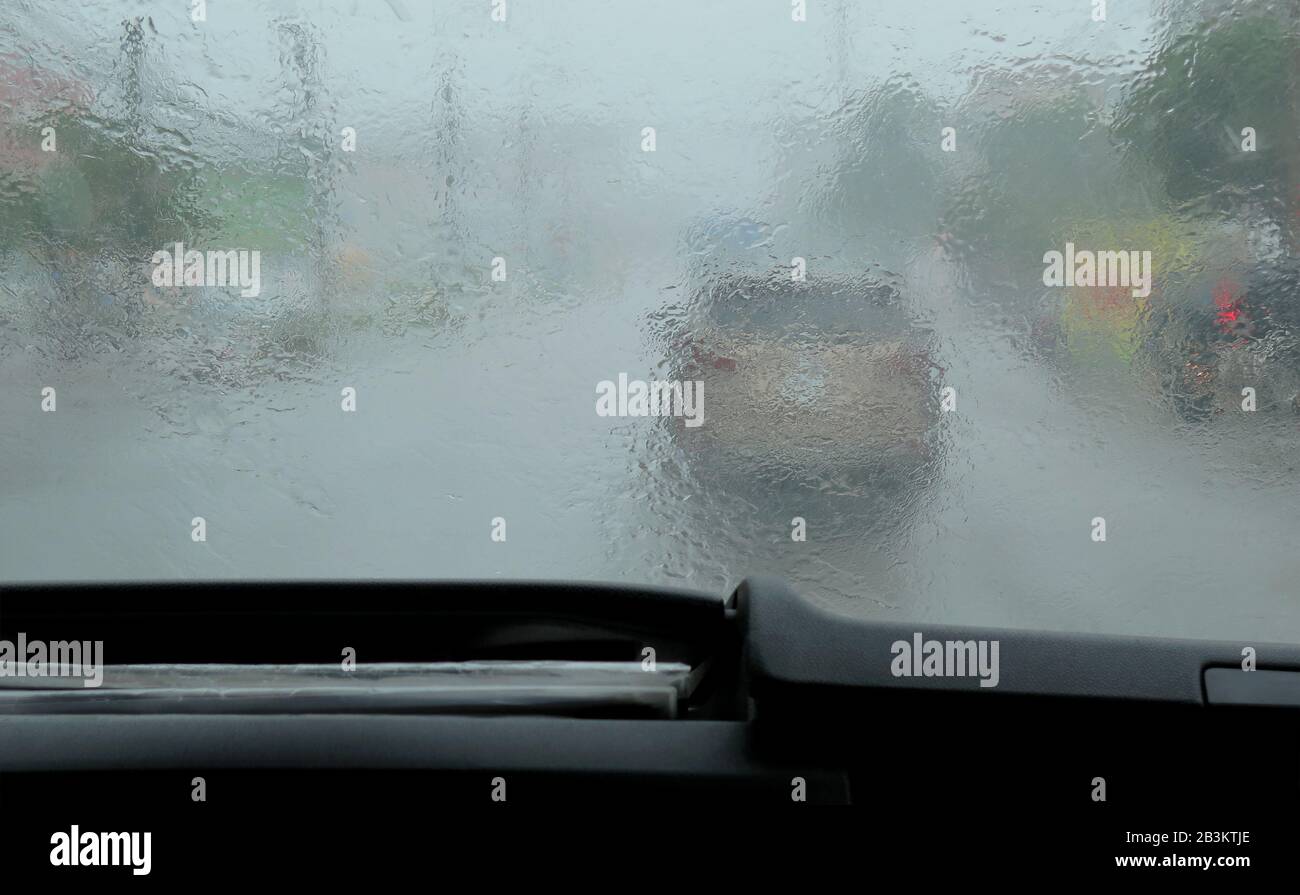 Regen, Autoverkehr, Landstrasse Vietnam Foto Stock