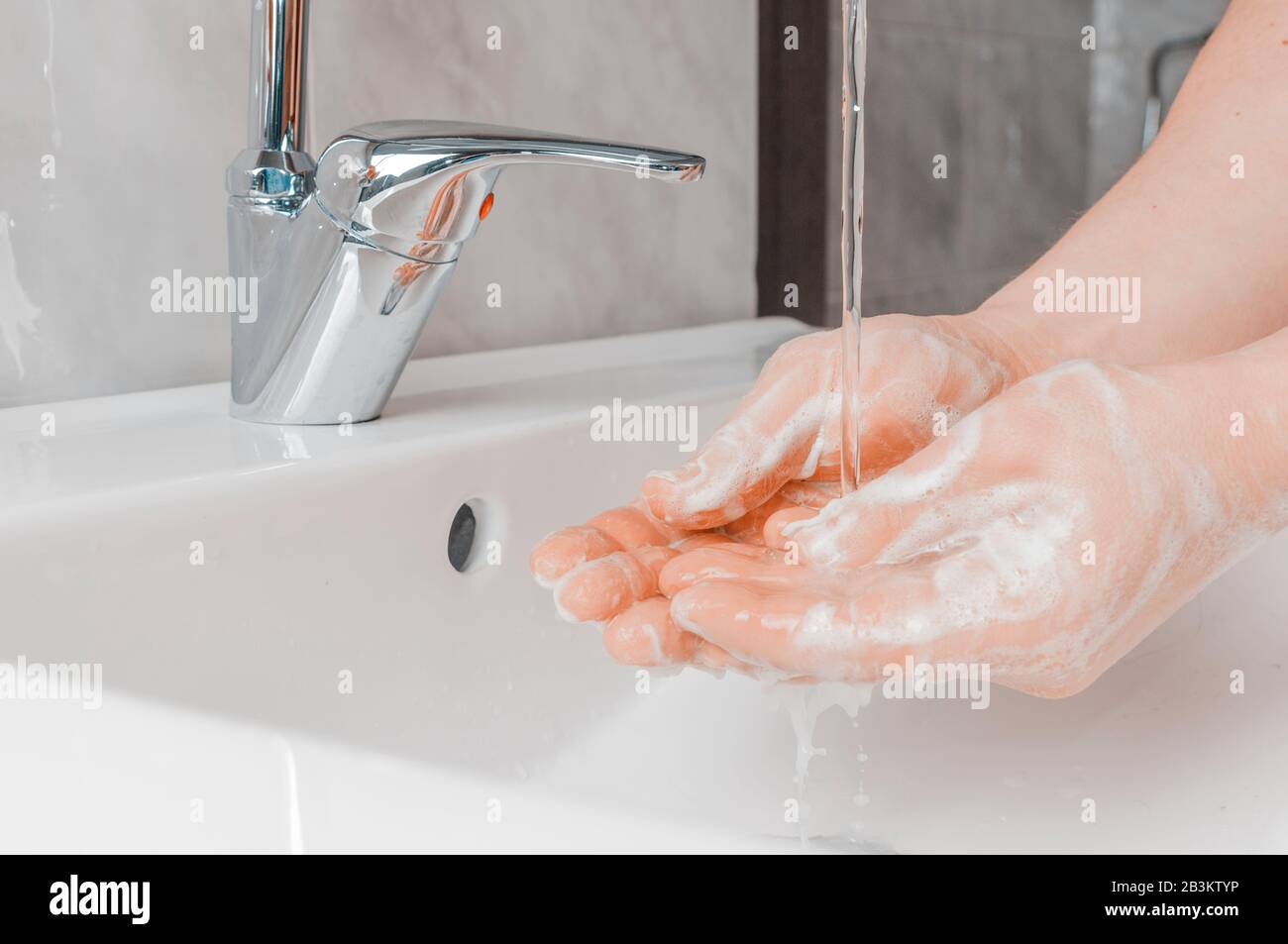 Tecniche efficaci di lavaggio a mano: Sciacquare la mano con acqua. Il lavaggio delle mani è molto importante per evitare il rischio di contagio da coronavirus e batteri. Foto Stock