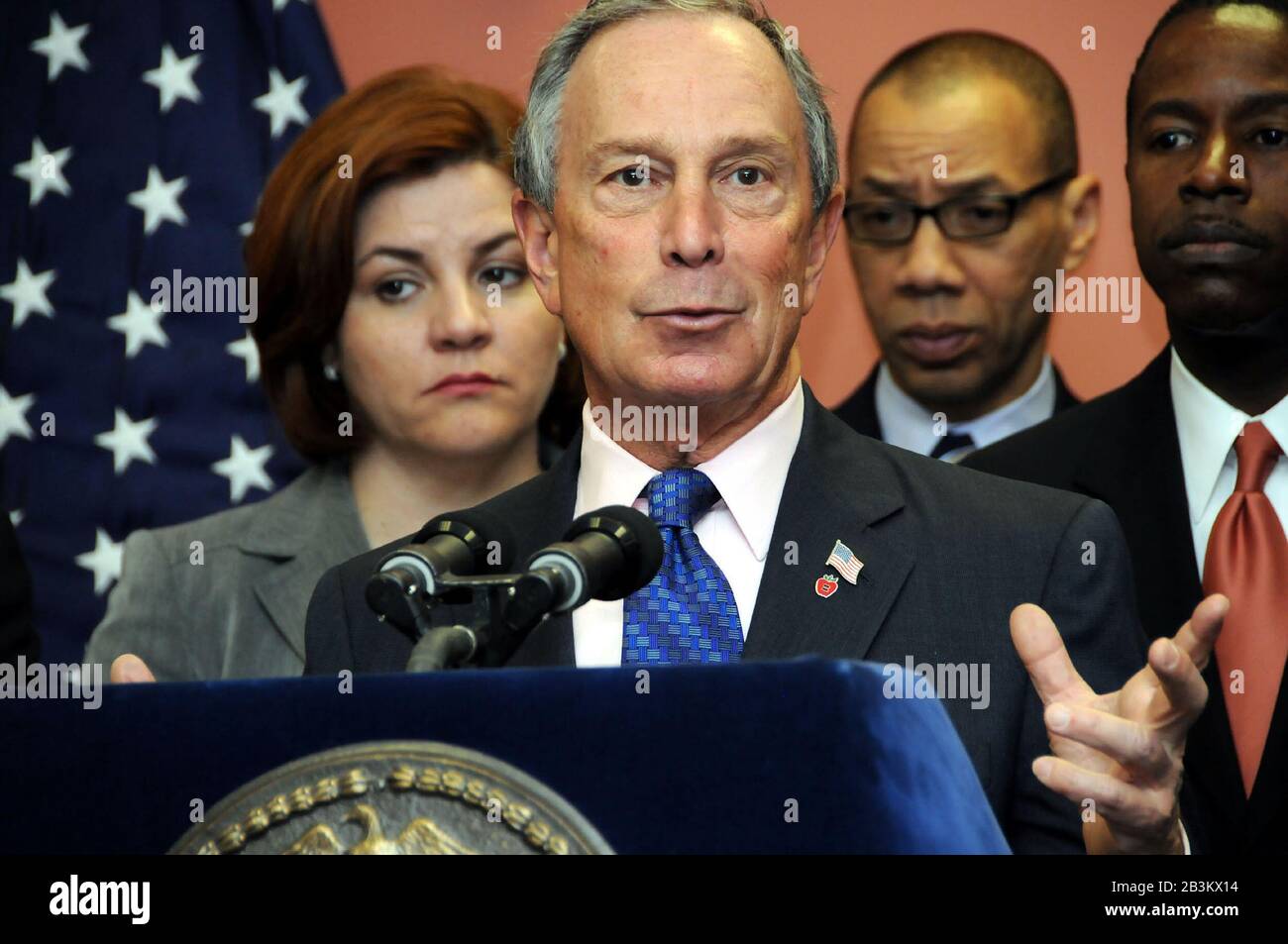 MIAMI BEACH - 26 aprile: Sindaco Michael Bloomberg parla in Queens presso il recentemente rinnovato Workforce1 caregiver centro sulla Giamaica Ave. anche sul Docket era il Sean Bell di prova. Sean Bell è stato ucciso da undercover NYPD ufficiali, ufficiali Michael Oliver, 36 e Gescard Isnora, 29, era stato processato per omicidio colposo mentre Officer Marc Cooper, 40, è stato caricato solo con rischio avventato. Due altri tiratori non sono stati caricati. Oliver spremuto via 31 colpi; Isnora sparato 11 round; Cooper e girato quattro volte. il 3 ufficiali sono state cancellate del tutto sbagliato fare dalla giustizia Arthur Cooperman ha oggi nel Queens Courth Foto Stock