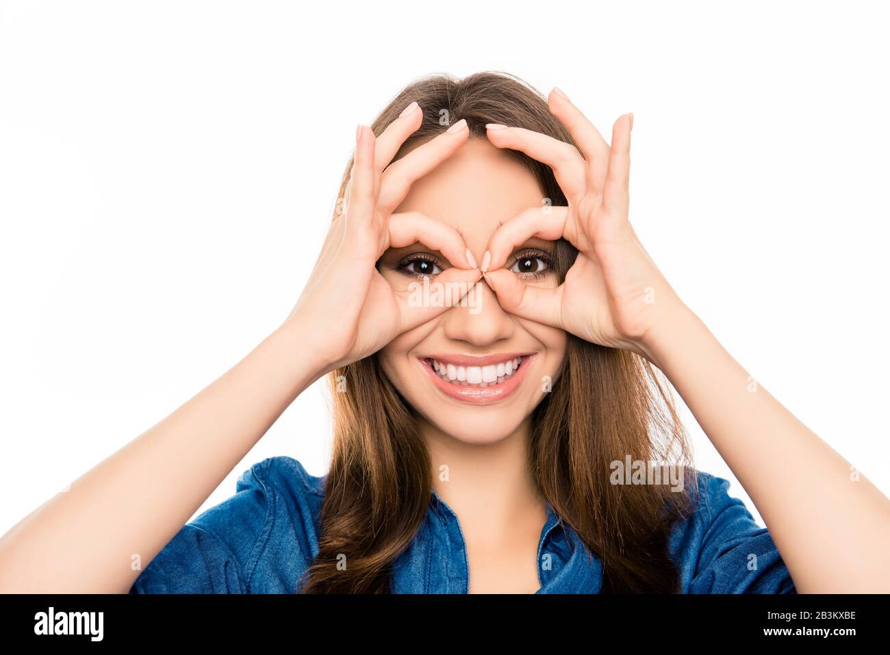 Donna fumettista allegra che fa occhiali con le dita Foto stock - Alamy