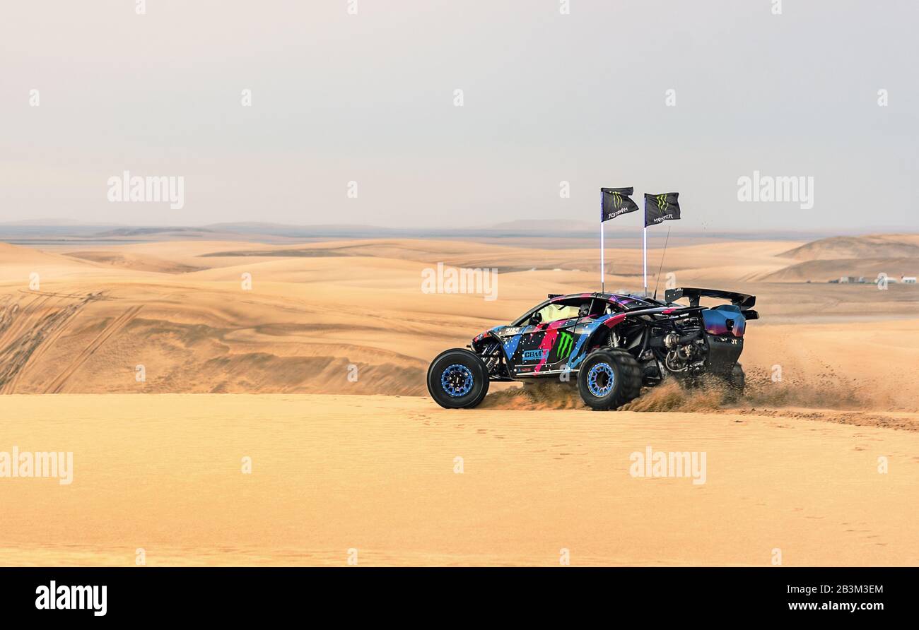 Sabbia Buggy corse nelle dune di sabbia del deserto di Qatari Foto Stock