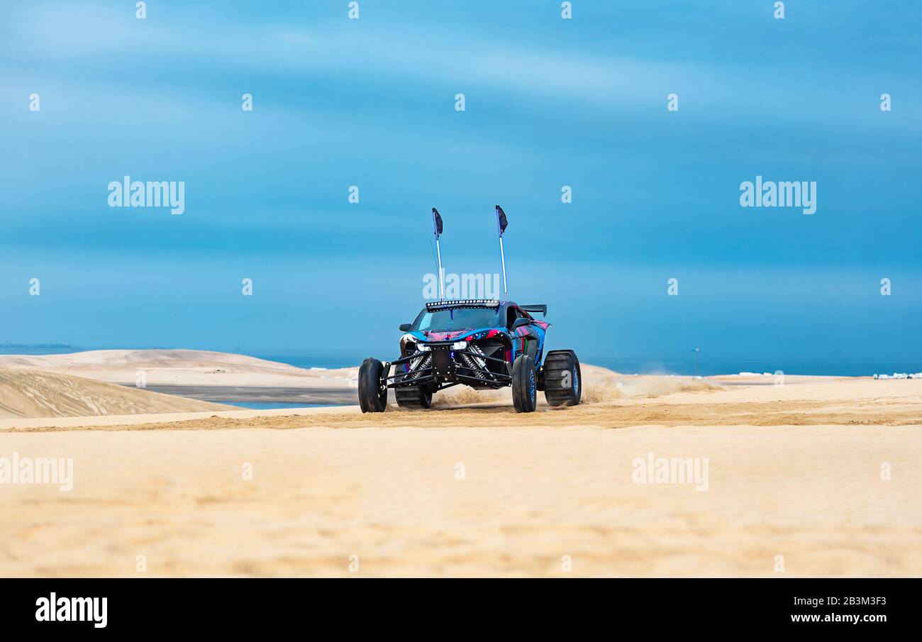 Sabbia Buggy corse nelle dune di sabbia del deserto di Qatari Foto Stock