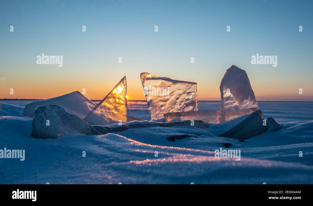 Cielo e ghiaccio al tramonto sul lago Ladoga. Ghiaccio invernale sul lago . Tramonto cielo e pezzi di ghiaccio sul lago Ladoga, Russia. Foto Stock